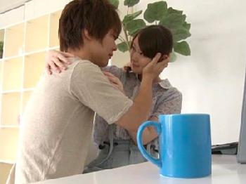 彼氏が仕事中の彼女にイタズラ開始するイチャつきH