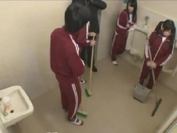 男子トレイの掃除をしていた女の子は同級生の肉棒にとても関心があり個室で生ハボ