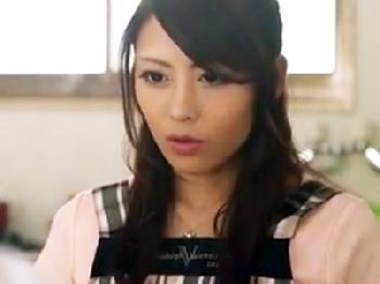 夫に構ってもらえない寂しさから隣人との肉体関係に堕ちる人妻