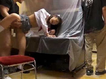 営業中のゲーセン内で女子校生をバイブ調教!!声を殺しながら露出性交