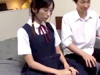 品行方正でメガネな学級委員長JCが大好きな彼氏とコンドーム未装着のお仕置き性交