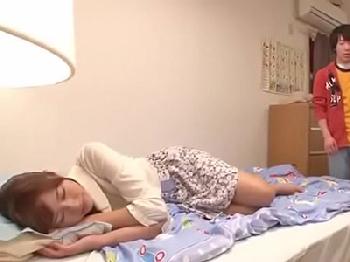 寝た家庭教師を夜這い→リードされて中出し3P筆おろしセックス