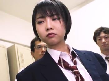 男装をして学校に侵入していたのがバレて輪姦性的暴行される少女