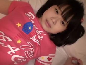 両親に隠れて中年男と性行為する親不幸童顔娘