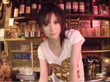 淫奔なバーで働くギャル店員を店内ハメ!!