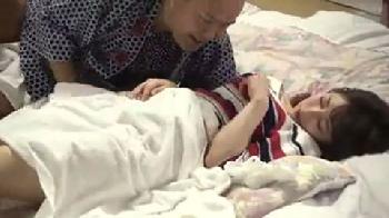 町内会の祭りの手伝いに行ったとても綺麗な人妻が男達に青姦される