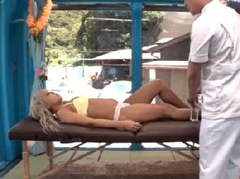 マッサージ師にもタメ口な生意気ギャルをペニス指導してお掃除フェラチオまで