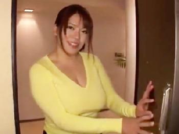 フル勃起した息子肉棒で感じまくるとても綺麗な熟女母