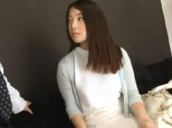 色白で清楚なのに本性はマゾ性癖なお姉さんを首絞めしながら挿入