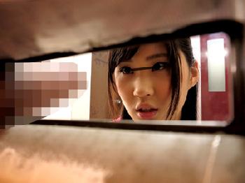 ドアポストからニョキッと出てるペニスに群がる隣人女子