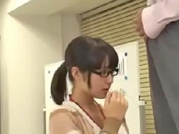 会社でいきり勃ったペニスを差し出されて戸惑いながらも性交するメガネ女性会社員