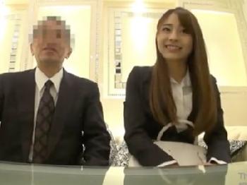 上司と部下の信頼を深め合う避妊具なしの性行為