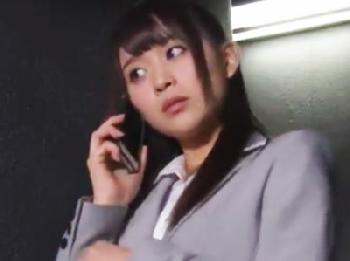 出張先のホテルで同部屋になった上司とヤる美少女性会社員