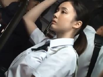 巨乳の美少女女子校生が車内で痴漢されて抵抗できないままに精液ぶっかけ