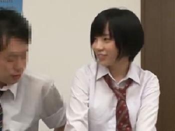 黒髪ショートヘアのボーイッシュ娘とハメ→途中でゴムを捨て去りゴムなし挿入膣内発射