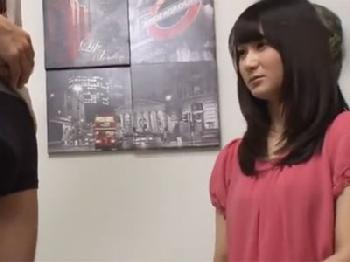 清楚で品行方正な雰囲気のお姉さんが目の前に差し出されたペニスを奉仕