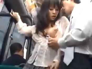 満員バス内で自分から逆痴漢しかける巨乳人妻W