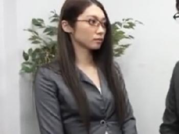 呼び出されたらいつでもご奉仕!!中出し便器のとても綺麗な眼鏡秘書