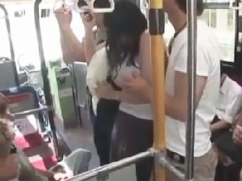 ゲリラ豪雨に振られてびしょ濡れになってしまった巨乳お姉さん→痴漢展開