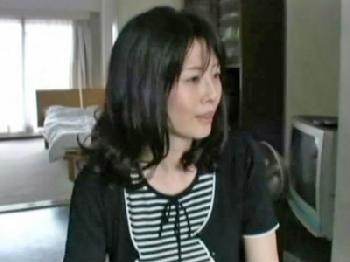 家の近くで声をかけられ油断したのかノコノコついてく団地妻