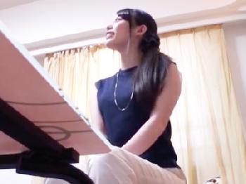 ナンパした素人娘と自宅で性行為→ゴム付けたと見せかけて挿入からのオメコへ直接射精!!