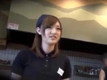 居酒屋でナンパした看板娘を速攻でホテルに連れ込んで密かに性行為する様子を盗撮