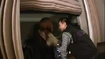 アンケートと偽ってナンパした素人人妻に即精液種付け性交!!