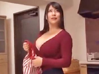 夫の寝込みを襲い魅惑的に誘う巨乳人妻W