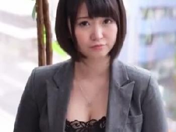 化粧品会社に努めるキャリアウーマンがお昼休みにAV出演してコンドーム非装着の膣内射精交尾