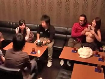 目の前でSEXしだすカップルに興奮して素人カップルも仲間入りしスワッピング