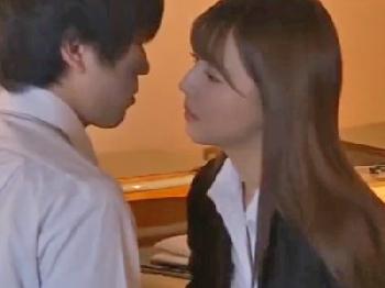 艶っぽい色香を放つ女教師が生徒に性的暴行顔面射精されて号泣