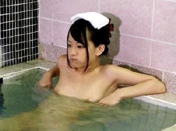ベビーフェイス美少女女子校生が客の前で服を脱ぎ捨てワイセツなサービスをしてくれる銭湯W