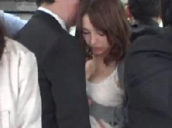 ムチッとした肉感的な女体の巨乳ちゃんをバス内で否応なしに痴漢W