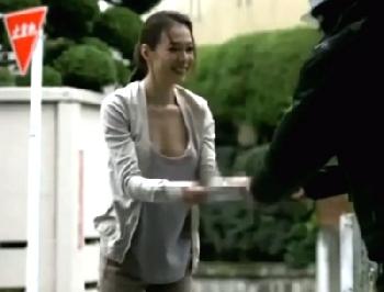 朝のゴミ出しでバスト丸見え!!とても綺麗なご近所妻に耐えきれず襲いかかって性行為