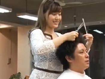 おっぱいが密着してフル勃起!!バレないようにディープキス手コキで抜いてくれる美容師