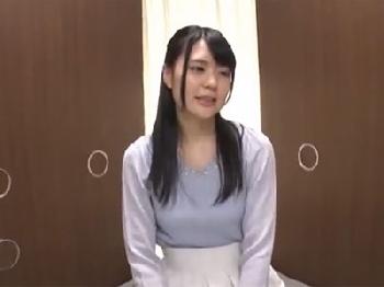 美麗少女が賞金獲得の為に穴から出たペニスを次々に気持ちいい手コキとフェラチオ