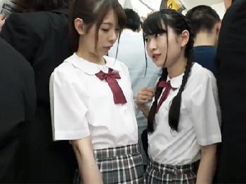 魅力的な女子校生2人が電車で完全発情→痴漢ミドルエイジ男性とSEX楽しんでしまう
