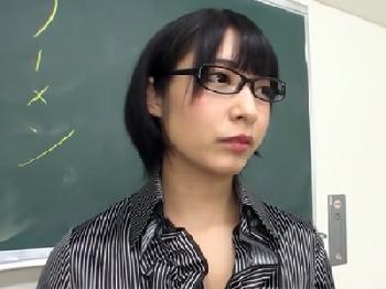 生徒の若いエネルギー溢れる精液を口で受け止め続けるメガネ美女先生