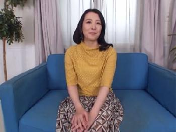 長年ご無沙汰な熟女人妻がいきり勃ったペニスを嬉しそうにフェラチオ