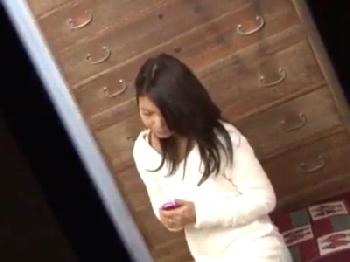 子供たちがママのオナニーを目撃!!隣で父親が寝ているのに上にも下にも挿入する肉親禁忌交尾3P開始!!