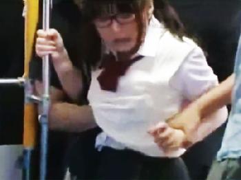 おとなしいメガネ女子校生が生ペニスを2本挿しされる前代未聞の大胆痴漢の餌食に!!