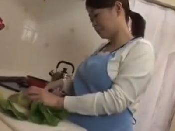 全裸巨乳の熟女が若いペニス相手に猛烈交尾