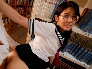 彼女が近くにいるのにメガネ女子校生が誘惑→声殺し中出し