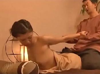 猥褻なマッサージに女陰を濡らして物欲しそうにねだる客