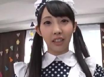メイドコスプレのツインテール美少女が精液ぶっかけられたパンを美味しく頂きごっくん