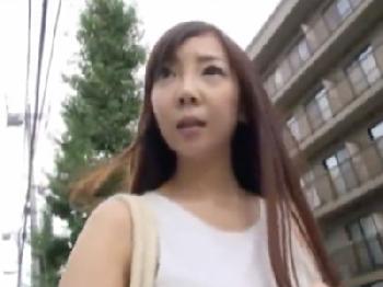 ナンパした団地妻にすぐに終わると約束して思う存分性行為