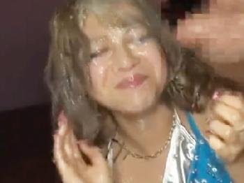 世界一射精するペニスにぶっかけられるギャル