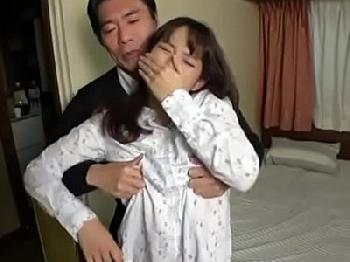 巨乳人妻が義理の父親と近親SEX