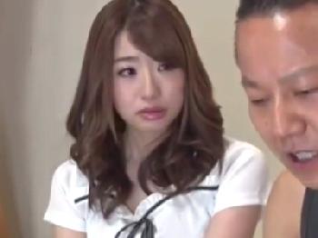 人妻介護師がジジイの現役棒を膣中へと受け入れる