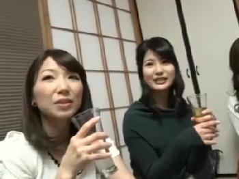 性行為したい盛りな生保レディ達と合コン開始→酒の勢いに任せた複数人での性行為